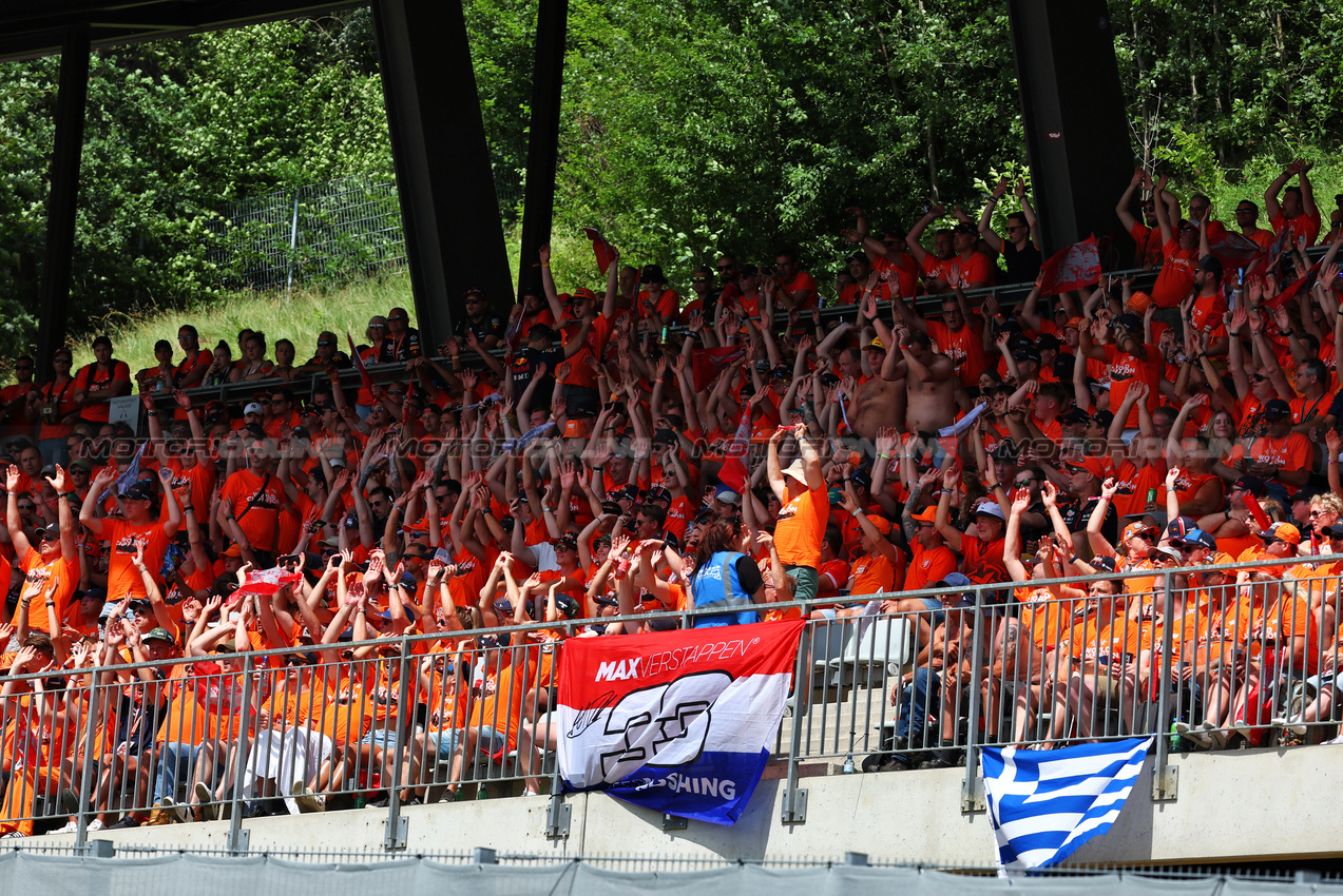 GP AUSTRIA, Circuit Atmosfera - Max Verstappen (NLD) Red Bull Racing fans in the grandstand.

30.06.2024. Formula 1 World Championship, Rd 11, Austrian Grand Prix, Spielberg, Austria, Gara Day.

 - www.xpbimages.com, EMail: requests@xpbimages.com © Copyright: Coates / XPB Images