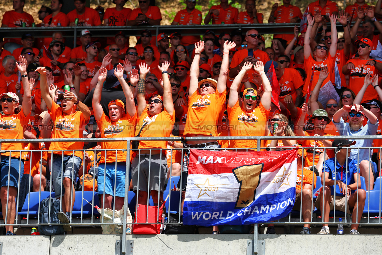 GP AUSTRIA, Circuit Atmosfera - Max Verstappen (NLD) Red Bull Racing fans in the grandstand.

30.06.2024. Formula 1 World Championship, Rd 11, Austrian Grand Prix, Spielberg, Austria, Gara Day.

 - www.xpbimages.com, EMail: requests@xpbimages.com © Copyright: Coates / XPB Images