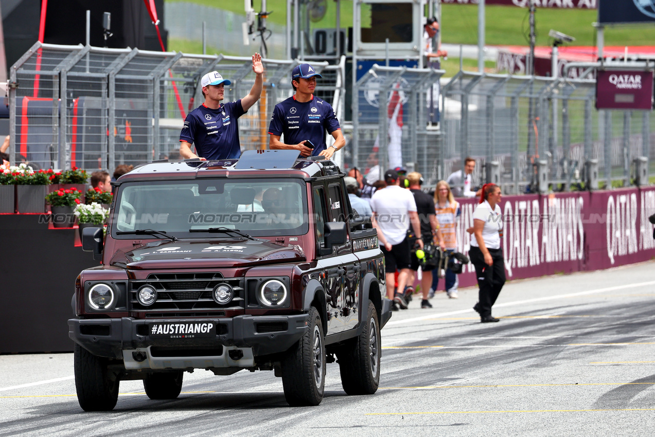 GP AUSTRIA, (L to R): Logan Sargeant (USA) Williams Racing e Alexander Albon (THA) Williams Racing on the drivers' parade.

30.06.2024. Formula 1 World Championship, Rd 11, Austrian Grand Prix, Spielberg, Austria, Gara Day.

 - www.xpbimages.com, EMail: requests@xpbimages.com © Copyright: Coates / XPB Images