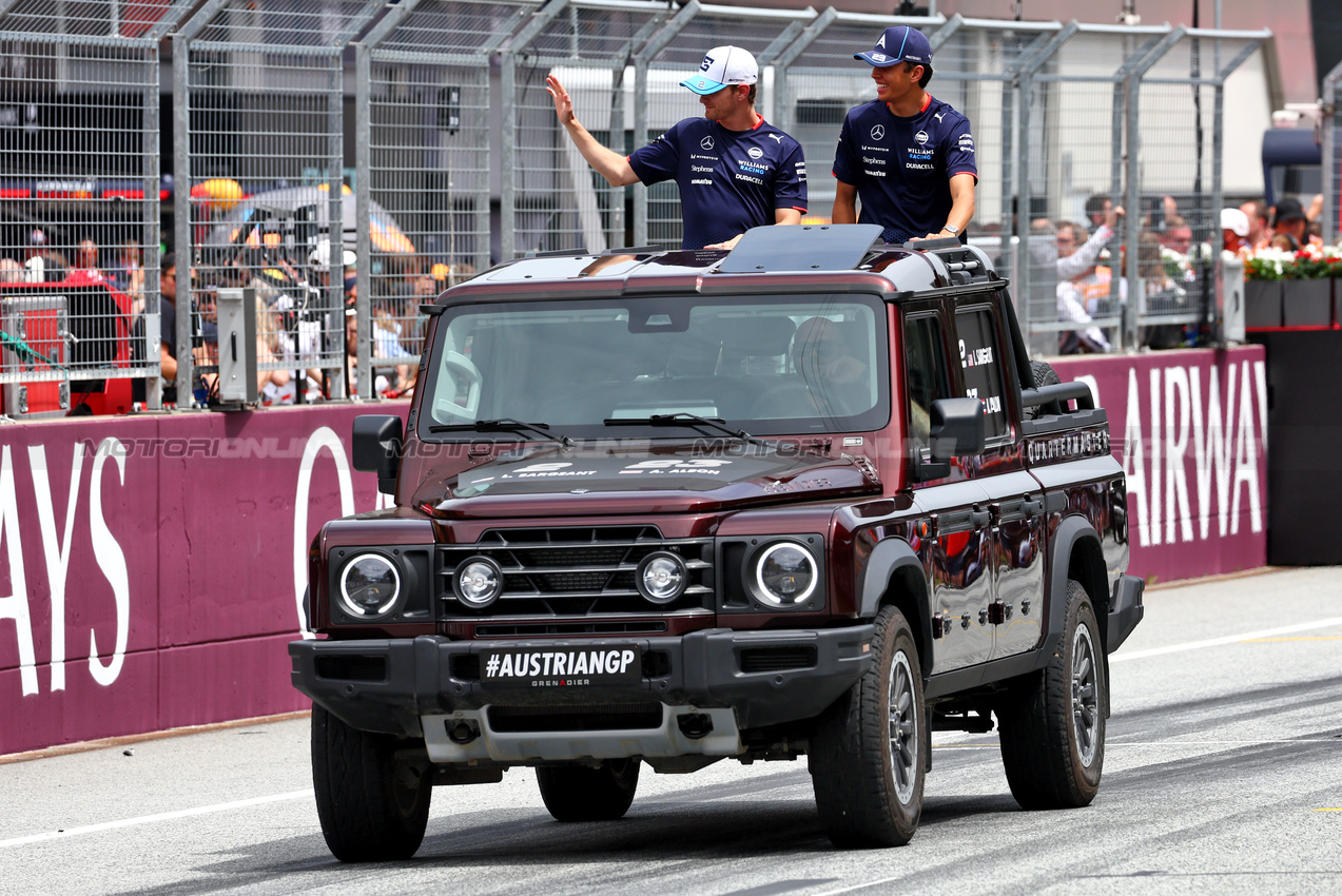 GP AUSTRIA, (L to R): Logan Sargeant (USA) Williams Racing e Alexander Albon (THA) Williams Racing on the drivers' parade.

30.06.2024. Formula 1 World Championship, Rd 11, Austrian Grand Prix, Spielberg, Austria, Gara Day.

 - www.xpbimages.com, EMail: requests@xpbimages.com © Copyright: Coates / XPB Images