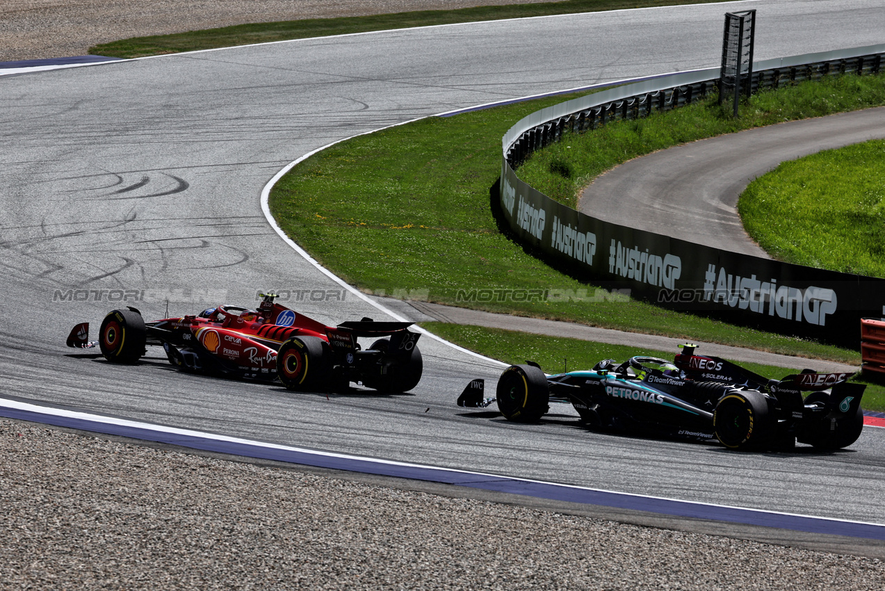 GP AUSTRIA, Carlos Sainz Jr (ESP) Ferrari SF-24 davanti a Lewis Hamilton (GBR) Mercedes AMG F1 W15.

30.06.2024. Formula 1 World Championship, Rd 11, Austrian Grand Prix, Spielberg, Austria, Gara Day.

 - www.xpbimages.com, EMail: requests@xpbimages.com © Copyright: Coates / XPB Images