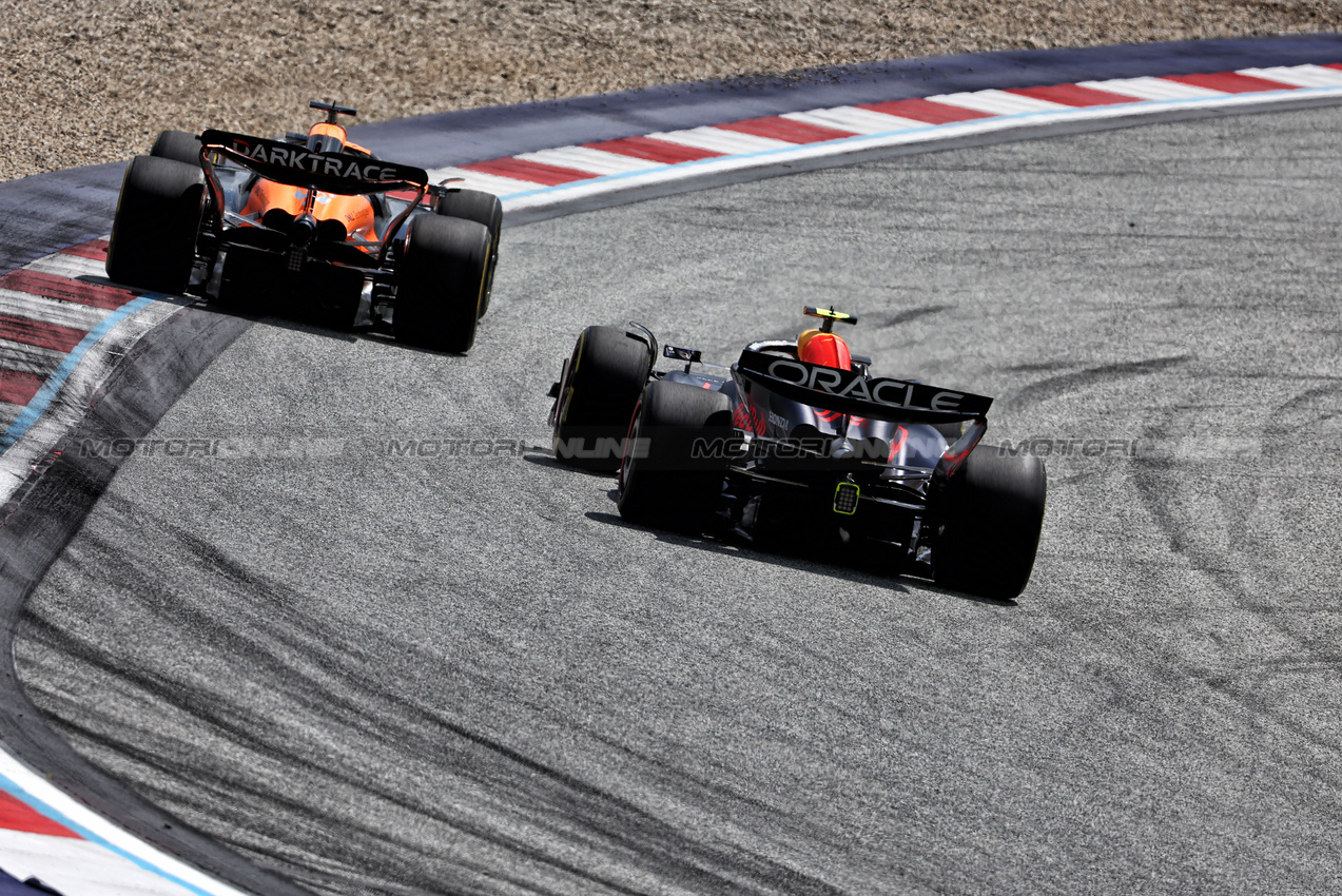 GP AUSTRIA, Oscar Piastri (AUS) McLaren MCL38 davanti a Sergio Perez (MEX) Red Bull Racing RB20.

30.06.2024. Formula 1 World Championship, Rd 11, Austrian Grand Prix, Spielberg, Austria, Gara Day.

 - www.xpbimages.com, EMail: requests@xpbimages.com © Copyright: Coates / XPB Images