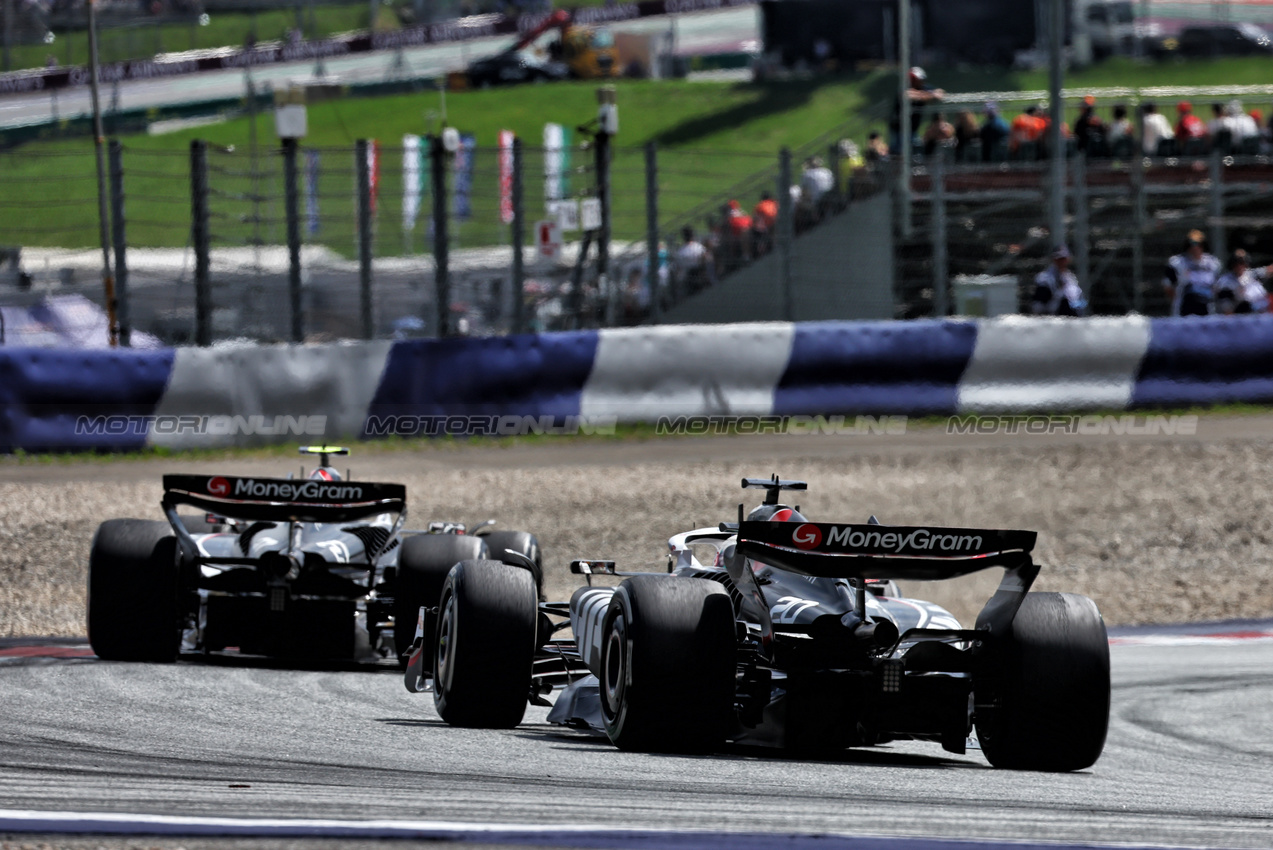 GP AUSTRIA, Kevin Magnussen (DEN) Haas VF-24 davanti a Nico Hulkenberg (GER) Haas VF-24.

30.06.2024. Formula 1 World Championship, Rd 11, Austrian Grand Prix, Spielberg, Austria, Gara Day.

 - www.xpbimages.com, EMail: requests@xpbimages.com © Copyright: Coates / XPB Images