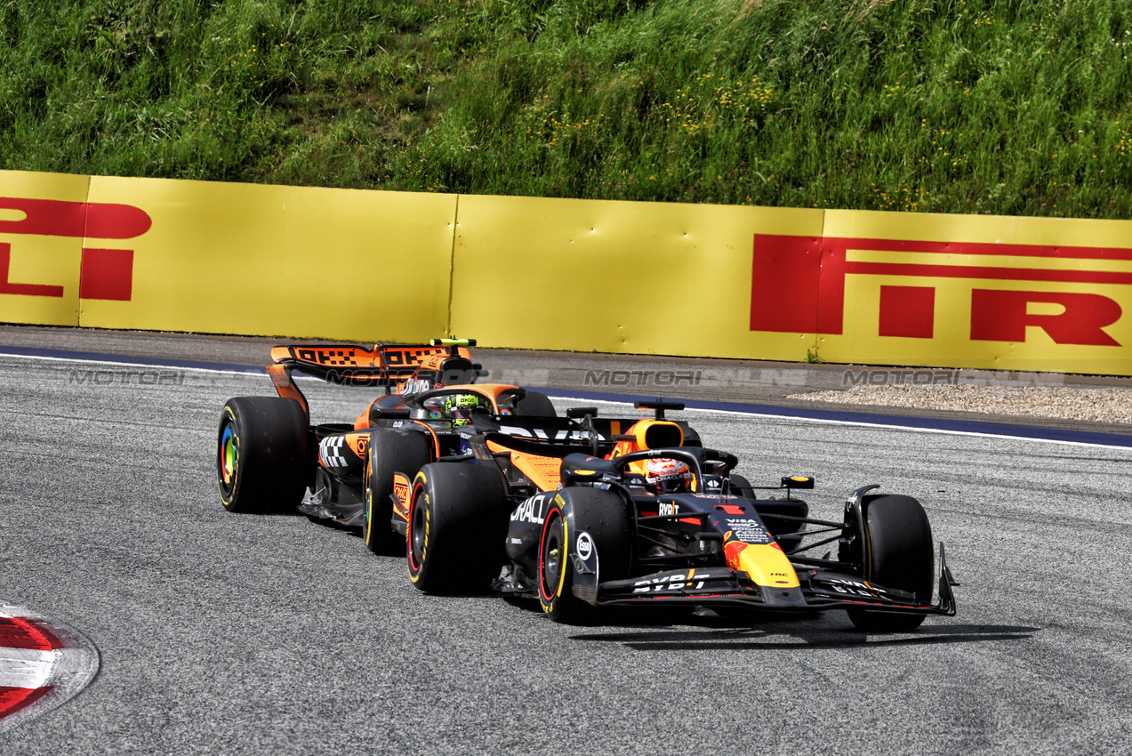 GP AUSTRIA, Max Verstappen (NLD) Red Bull Racing RB20 davanti a Lando Norris (GBR) McLaren MCL38, both with punctures after colliding.

30.06.2024. Formula 1 World Championship, Rd 11, Austrian Grand Prix, Spielberg, Austria, Gara Day.

 - www.xpbimages.com, EMail: requests@xpbimages.com © Copyright: Coates / XPB Images