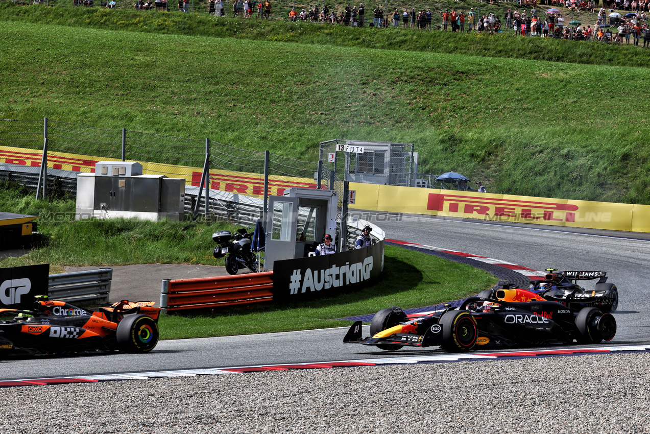 GP AUSTRIA, Max Verstappen (NLD) Red Bull Racing RB20 behind Lando Norris (GBR) McLaren MCL38, both with punctures after colliding.

30.06.2024. Formula 1 World Championship, Rd 11, Austrian Grand Prix, Spielberg, Austria, Gara Day.

 - www.xpbimages.com, EMail: requests@xpbimages.com © Copyright: Coates / XPB Images
