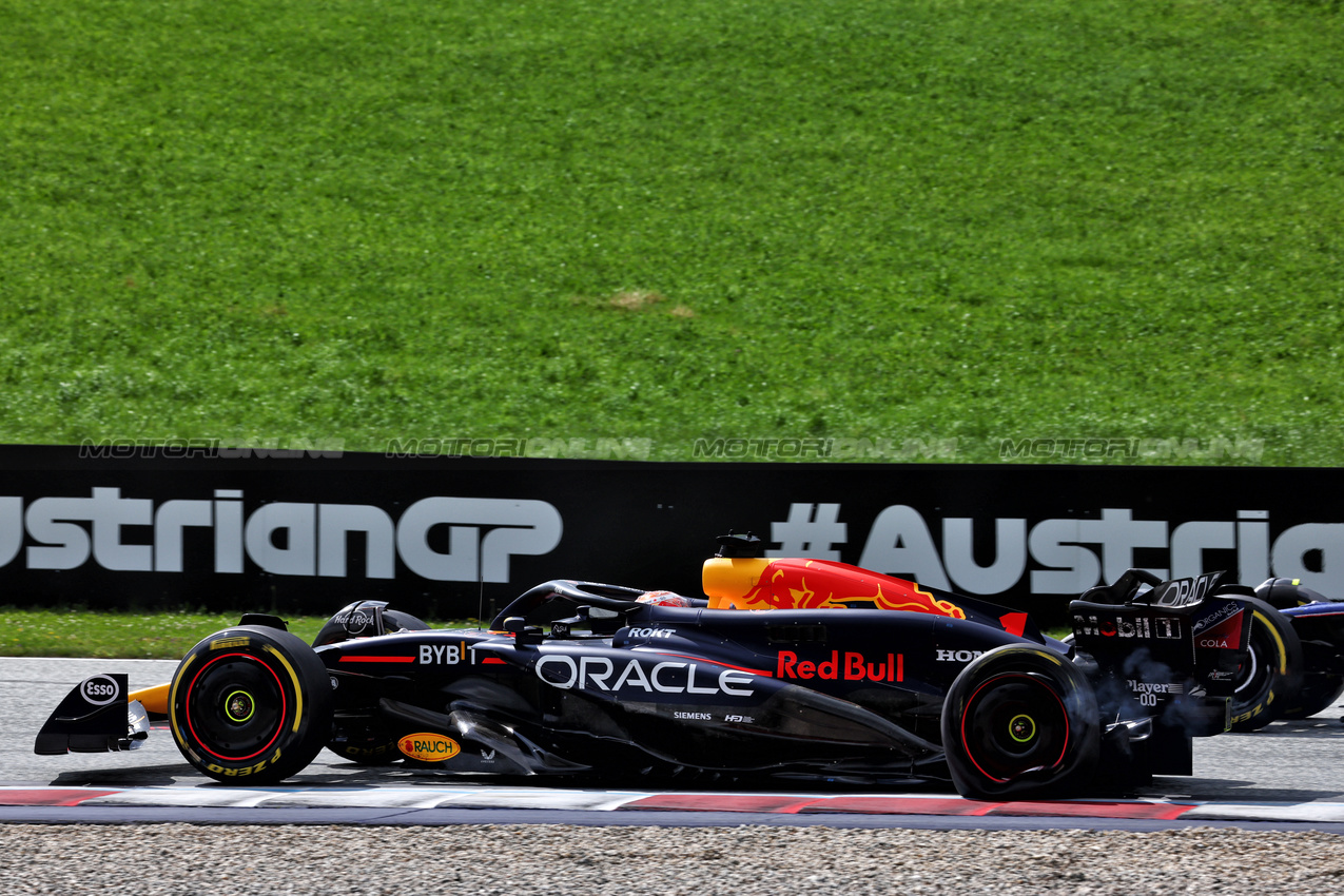 GP AUSTRIA, Max Verstappen (NLD) Red Bull Racing RB20 with a puncture.

30.06.2024. Formula 1 World Championship, Rd 11, Austrian Grand Prix, Spielberg, Austria, Gara Day.

 - www.xpbimages.com, EMail: requests@xpbimages.com © Copyright: Coates / XPB Images