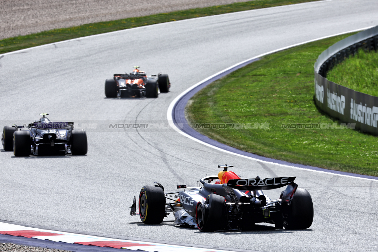 GP AUSTRIA, Max Verstappen (NLD) Red Bull Racing RB20 with a puncture.

30.06.2024. Formula 1 World Championship, Rd 11, Austrian Grand Prix, Spielberg, Austria, Gara Day.

 - www.xpbimages.com, EMail: requests@xpbimages.com © Copyright: Coates / XPB Images