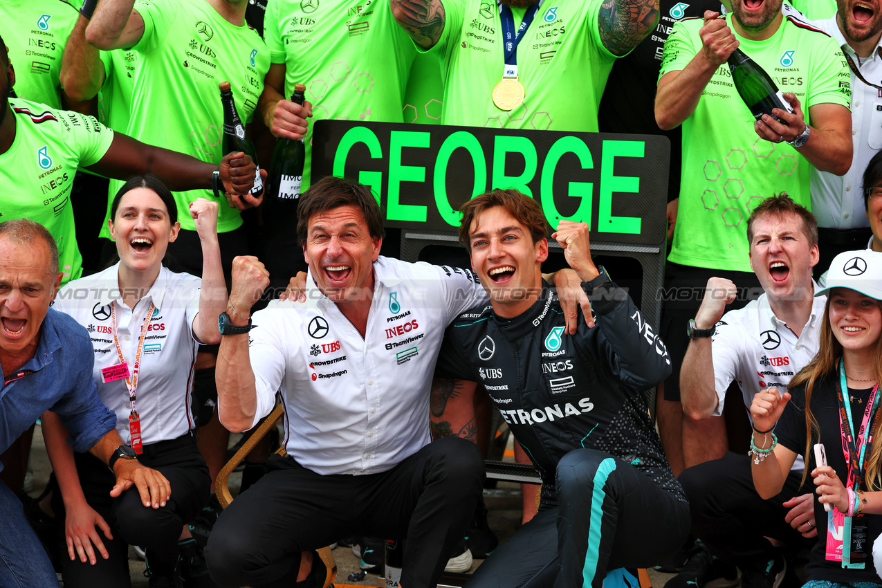 GP AUSTRIA, Gara winner George Russell (GBR) Mercedes AMG F1 celebrates with Toto Wolff (GER) Mercedes AMG F1 Shareholder e Executive Director e the team after the race.

30.06.2024. Formula 1 World Championship, Rd 11, Austrian Grand Prix, Spielberg, Austria, Gara Day.

 - www.xpbimages.com, EMail: requests@xpbimages.com © Copyright: Coates / XPB Images