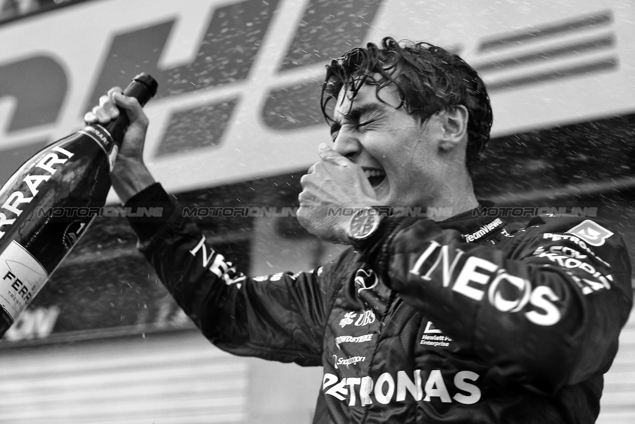 GP AUSTRIA, Gara winner George Russell (GBR) Mercedes AMG F1 celebrates with the team after the race.

30.06.2024. Formula 1 World Championship, Rd 11, Austrian Grand Prix, Spielberg, Austria, Gara Day.

 - www.xpbimages.com, EMail: requests@xpbimages.com © Copyright: Coates / XPB Images