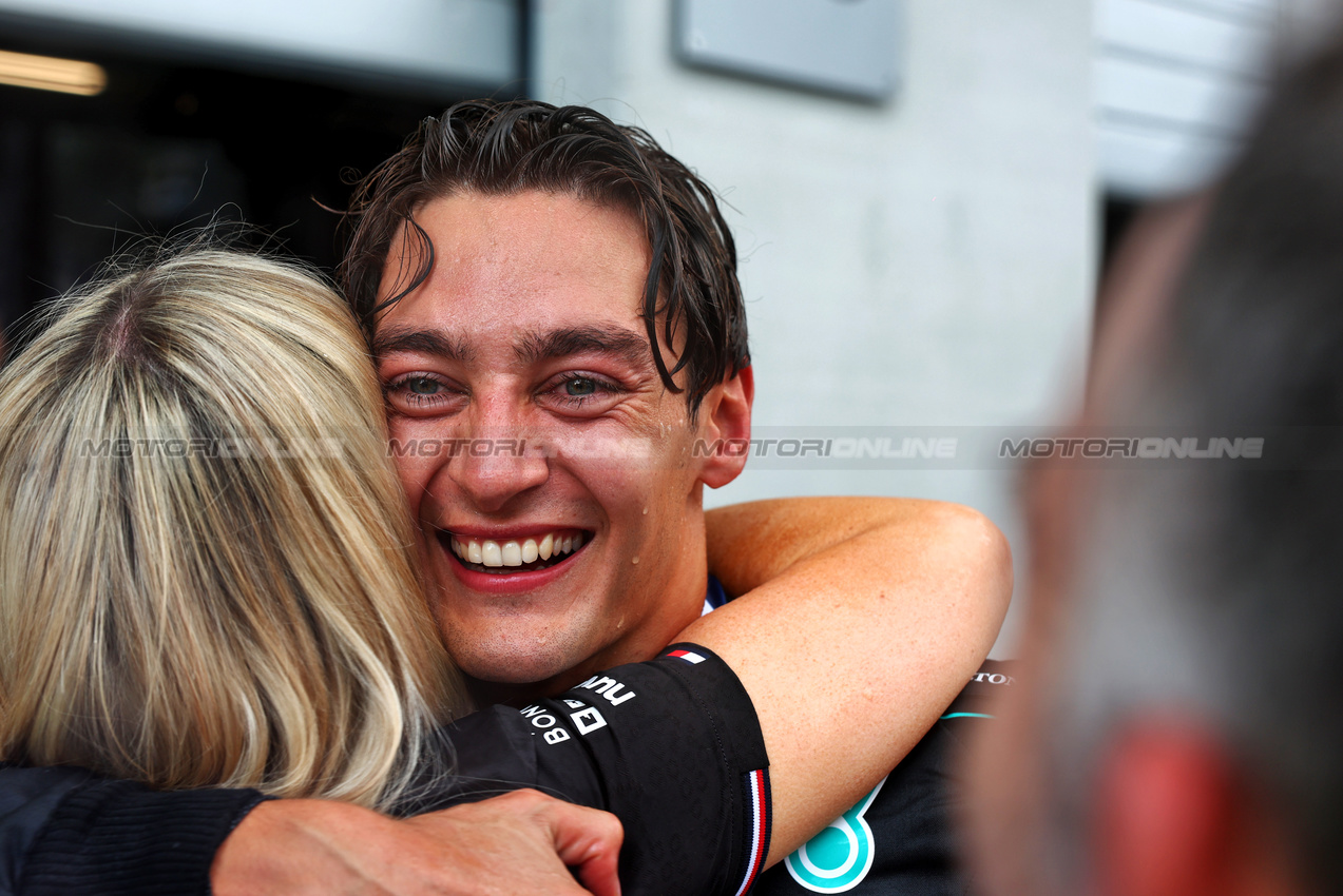 GP AUSTRIA, Gara winner George Russell (GBR) Mercedes AMG F1 celebrates with the team after the race.

30.06.2024. Formula 1 World Championship, Rd 11, Austrian Grand Prix, Spielberg, Austria, Gara Day.

 - www.xpbimages.com, EMail: requests@xpbimages.com © Copyright: Coates / XPB Images