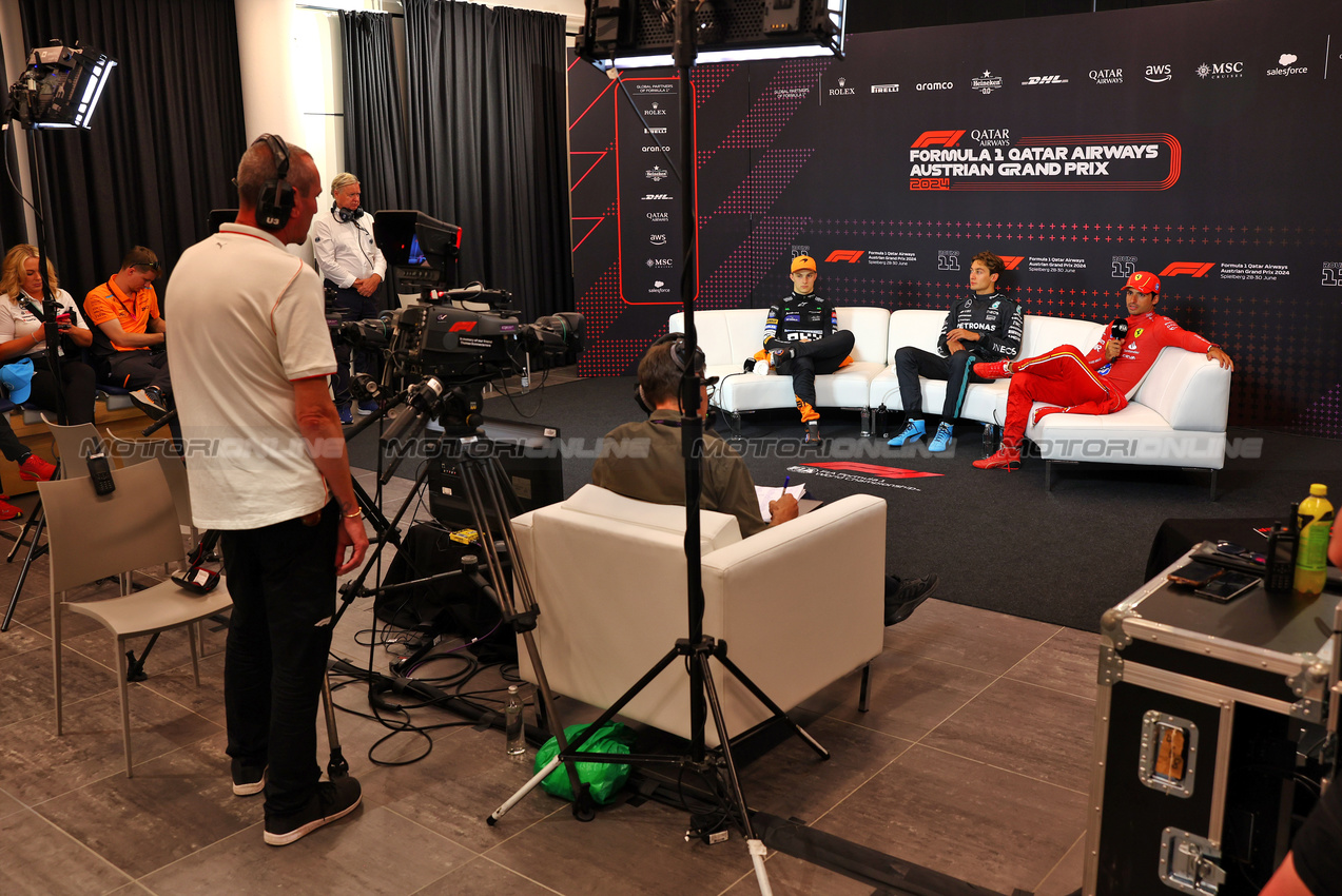 GP AUSTRIA, (L to R): Oscar Piastri (AUS) McLaren; George Russell (GBR) Mercedes AMG F1; e Carlos Sainz Jr (ESP) Ferrari, in the post race FIA Press Conference.

30.06.2024. Formula 1 World Championship, Rd 11, Austrian Grand Prix, Spielberg, Austria, Gara Day.

 - www.xpbimages.com, EMail: requests@xpbimages.com © Copyright: Coates / XPB Images