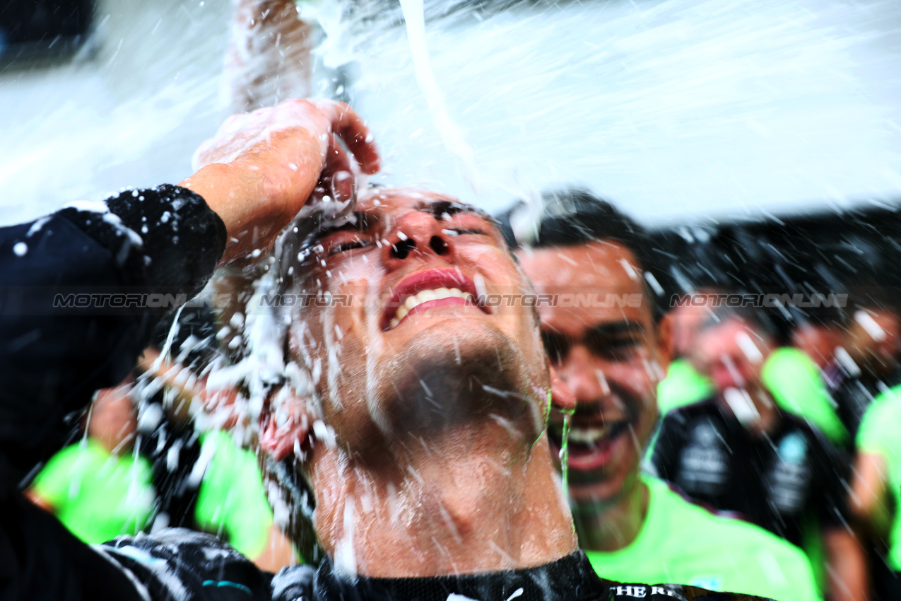 GP AUSTRIA, Gara winner George Russell (GBR) Mercedes AMG F1 celebrates with the team after the race.

30.06.2024. Formula 1 World Championship, Rd 11, Austrian Grand Prix, Spielberg, Austria, Gara Day.

 - www.xpbimages.com, EMail: requests@xpbimages.com © Copyright: Coates / XPB Images