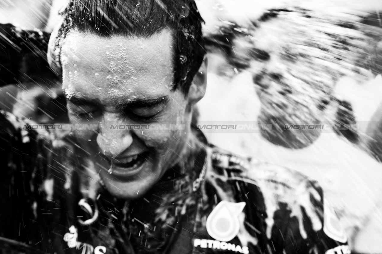 GP AUSTRIA, Gara winner George Russell (GBR) Mercedes AMG F1 celebrates with the team after the race.

30.06.2024. Formula 1 World Championship, Rd 11, Austrian Grand Prix, Spielberg, Austria, Gara Day.

 - www.xpbimages.com, EMail: requests@xpbimages.com © Copyright: Coates / XPB Images