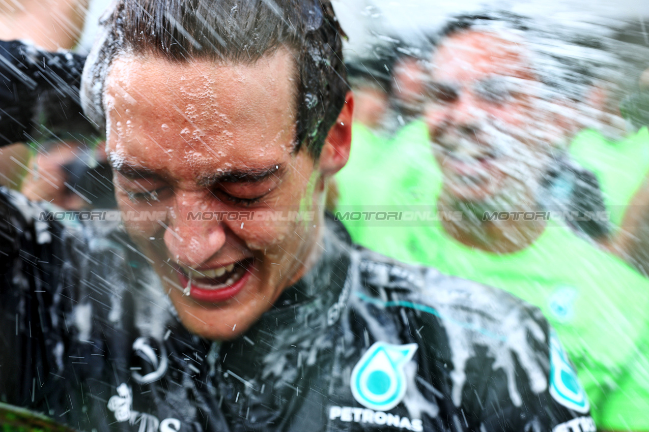 GP AUSTRIA, Gara winner George Russell (GBR) Mercedes AMG F1 celebrates with the team after the race.

30.06.2024. Formula 1 World Championship, Rd 11, Austrian Grand Prix, Spielberg, Austria, Gara Day.

 - www.xpbimages.com, EMail: requests@xpbimages.com © Copyright: Coates / XPB Images