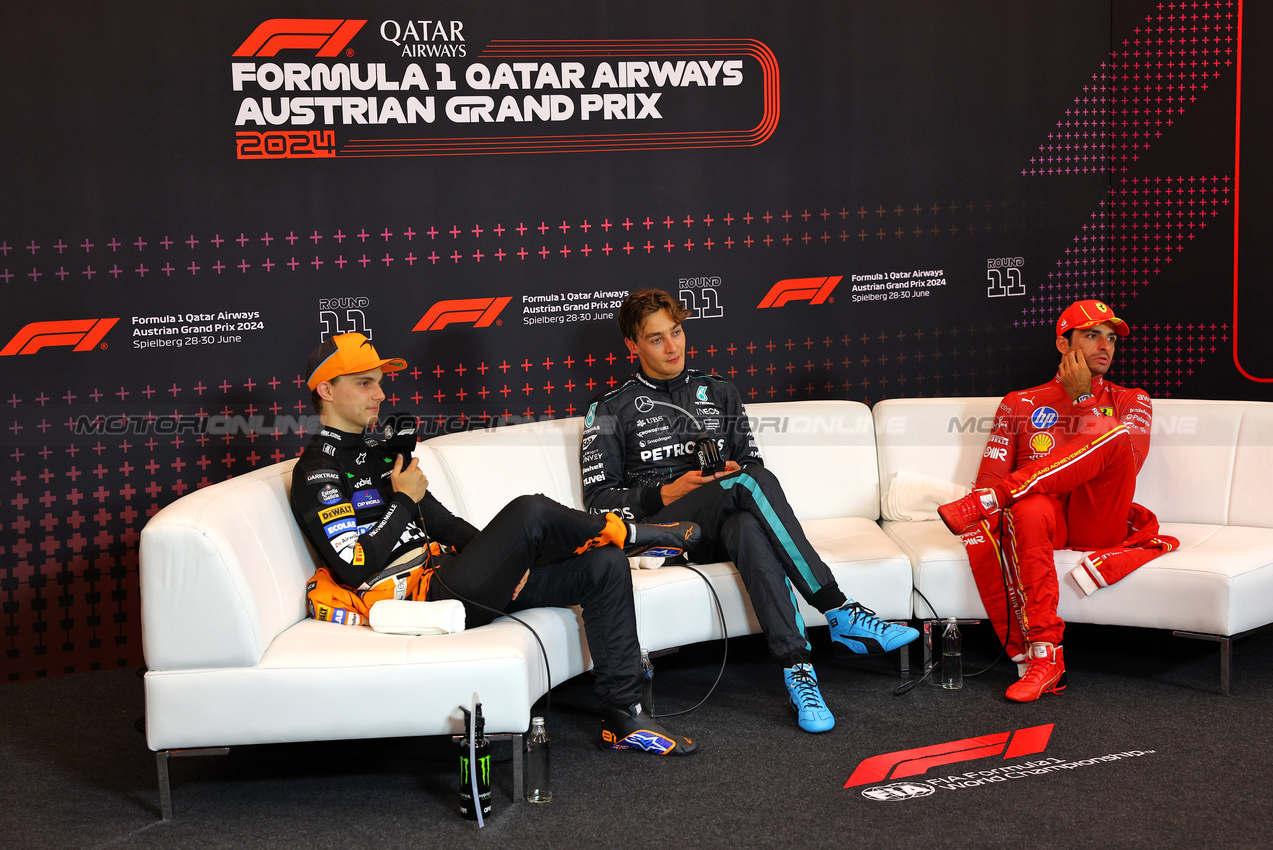 GP AUSTRIA, (L to R): Oscar Piastri (AUS) McLaren; George Russell (GBR) Mercedes AMG F1; e Carlos Sainz Jr (ESP) Ferrari, in the post race FIA Press Conference.

30.06.2024. Formula 1 World Championship, Rd 11, Austrian Grand Prix, Spielberg, Austria, Gara Day.

 - www.xpbimages.com, EMail: requests@xpbimages.com © Copyright: Coates / XPB Images