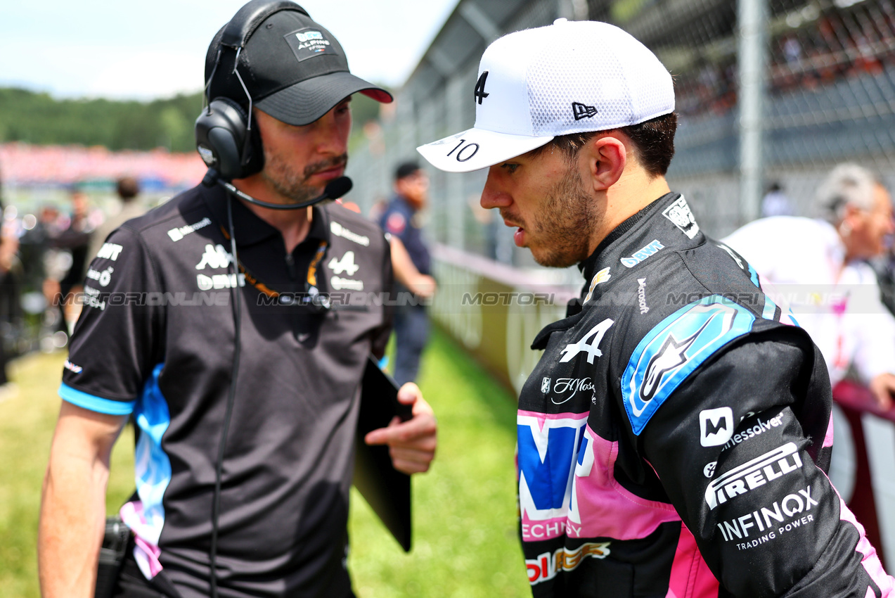 GP AUSTRIA, Pierre Gasly (FRA) Alpine F1 Team with John Howard (GBR) Alpine F1 Team Gara Engineer on the grid.

30.06.2024. Formula 1 World Championship, Rd 11, Austrian Grand Prix, Spielberg, Austria, Gara Day.

- www.xpbimages.com, EMail: requests@xpbimages.com © Copyright: Charniaux / XPB Images