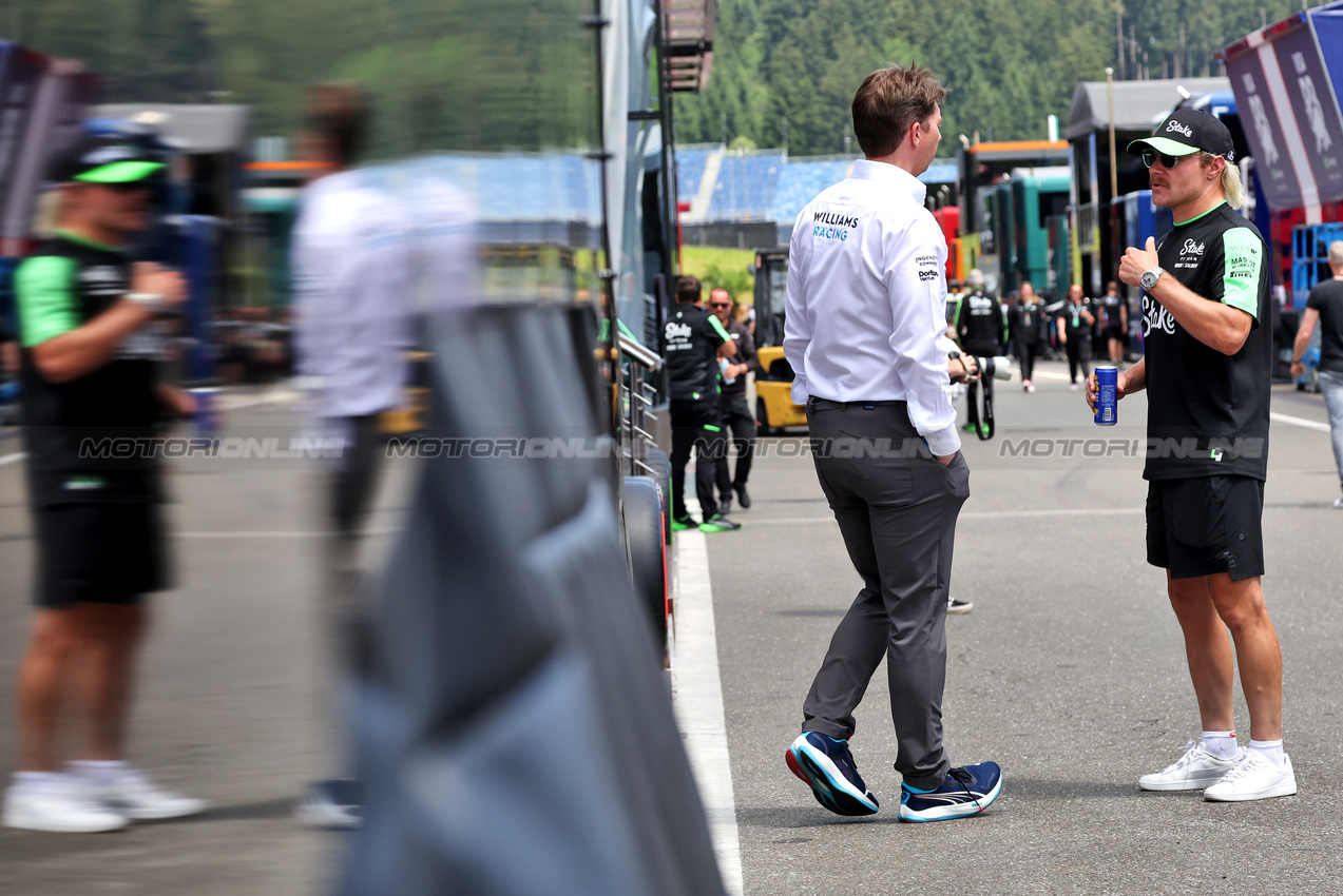 GP AUSTRIA, (L to R): James Vowles (GBR) Williams Racing Team Principal with Valtteri Bottas (FIN) Sauber.

27.06.2024. Formula 1 World Championship, Rd 11, Austrian Grand Prix, Spielberg, Austria, Preparation Day.

- www.xpbimages.com, EMail: requests@xpbimages.com © Copyright: Bearne / XPB Images