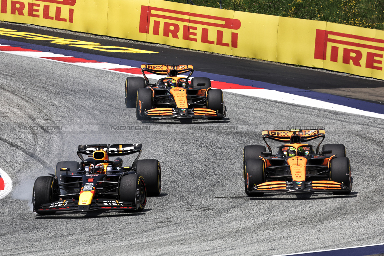 GP AUSTRIA, Max Verstappen (NLD) Red Bull Racing RB20 e Lando Norris (GBR) McLaren MCL38 battle for the lead of the race.

29.06.2024. Formula 1 World Championship, Rd 11, Austrian Grand Prix, Spielberg, Austria, Sprint e Qualifiche Day.

- www.xpbimages.com, EMail: requests@xpbimages.com © Copyright: Bearne / XPB Images