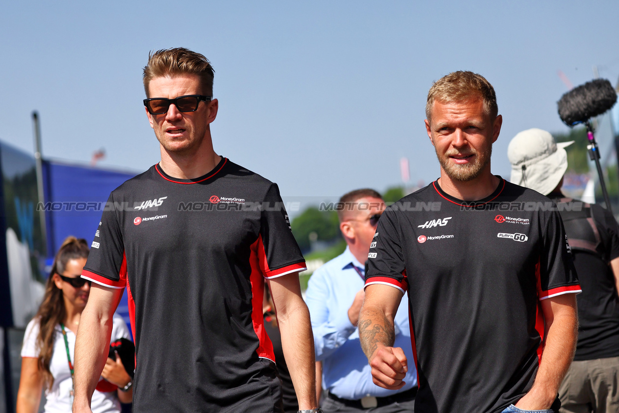 GP AUSTRIA, (L to R): Nico Hulkenberg (GER) Haas F1 Team with team mate Kevin Magnussen (DEN) Haas F1 Team.

29.06.2024. Formula 1 World Championship, Rd 11, Austrian Grand Prix, Spielberg, Austria, Sprint e Qualifiche Day.

- www.xpbimages.com, EMail: requests@xpbimages.com © Copyright: Batchelor / XPB Images