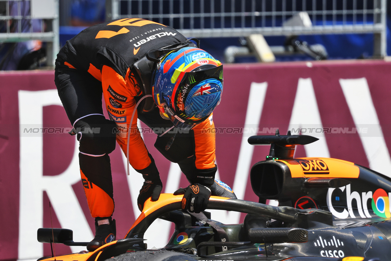 GP AUSTRIA, Second placed Oscar Piastri (AUS) McLaren in Sprint parc ferme.

29.06.2024. Formula 1 World Championship, Rd 11, Austrian Grand Prix, Spielberg, Austria, Sprint e Qualifiche Day.

- www.xpbimages.com, EMail: requests@xpbimages.com © Copyright: Charniaux / XPB Images