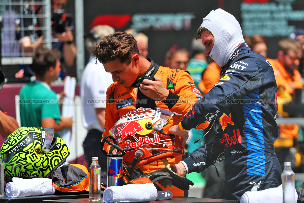 GP AUSTRIA, (L to R): Third placed Lando Norris (GBR) McLaren in Sprint parc ferme with winner Max Verstappen (NLD) Red Bull Racing.

29.06.2024. Formula 1 World Championship, Rd 11, Austrian Grand Prix, Spielberg, Austria, Sprint e Qualifiche Day.

- www.xpbimages.com, EMail: requests@xpbimages.com © Copyright: Charniaux / XPB Images