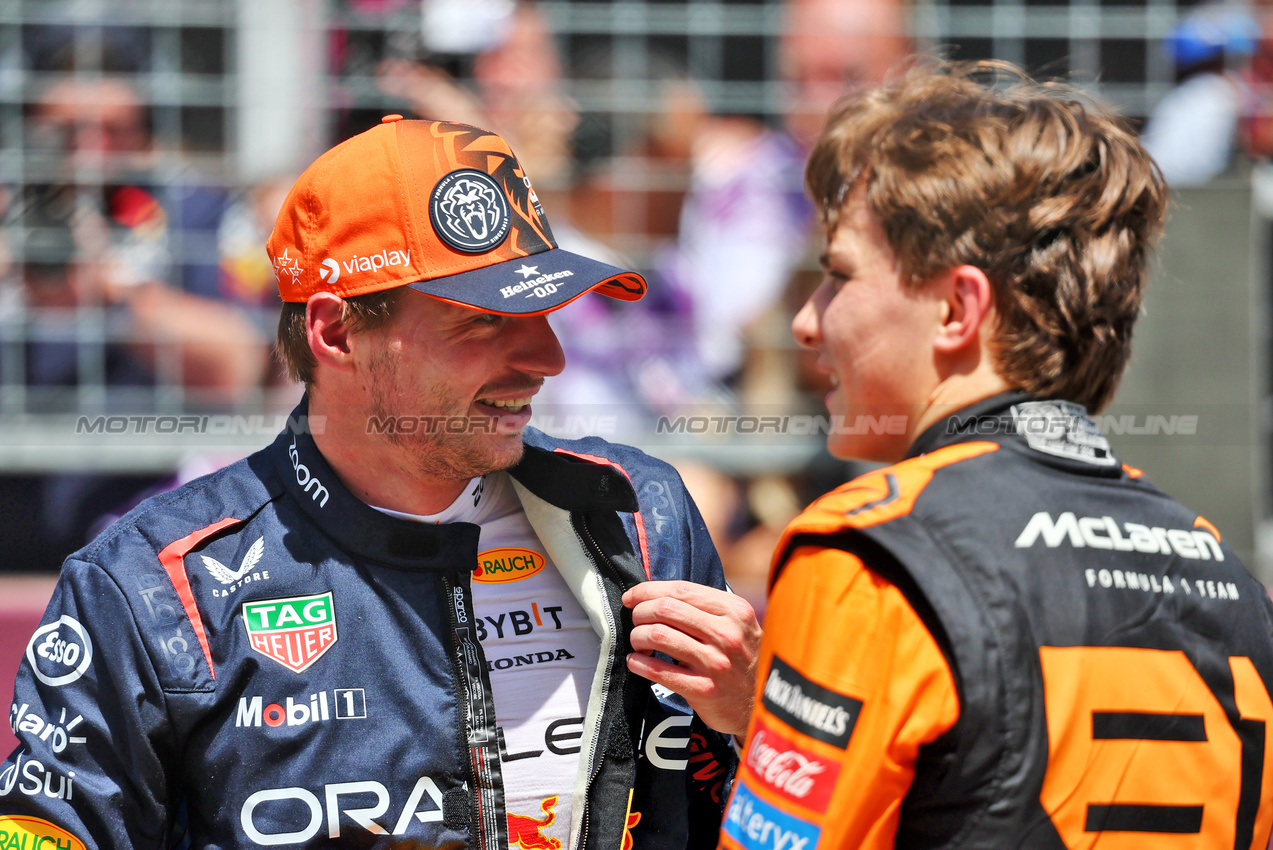 GP AUSTRIA, (L to R): Sprint winner Max Verstappen (NLD) Red Bull Racing in parc ferme with second placed Oscar Piastri (AUS) McLaren.

29.06.2024. Formula 1 World Championship, Rd 11, Austrian Grand Prix, Spielberg, Austria, Sprint e Qualifiche Day.

- www.xpbimages.com, EMail: requests@xpbimages.com © Copyright: Charniaux / XPB Images