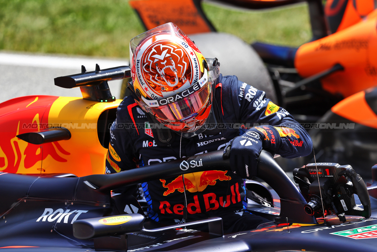 GP AUSTRIA, Sprint winner Max Verstappen (NLD) Red Bull Racing RB20 in parc ferme.

29.06.2024. Formula 1 World Championship, Rd 11, Austrian Grand Prix, Spielberg, Austria, Sprint e Qualifiche Day.

- www.xpbimages.com, EMail: requests@xpbimages.com © Copyright: Batchelor / XPB Images