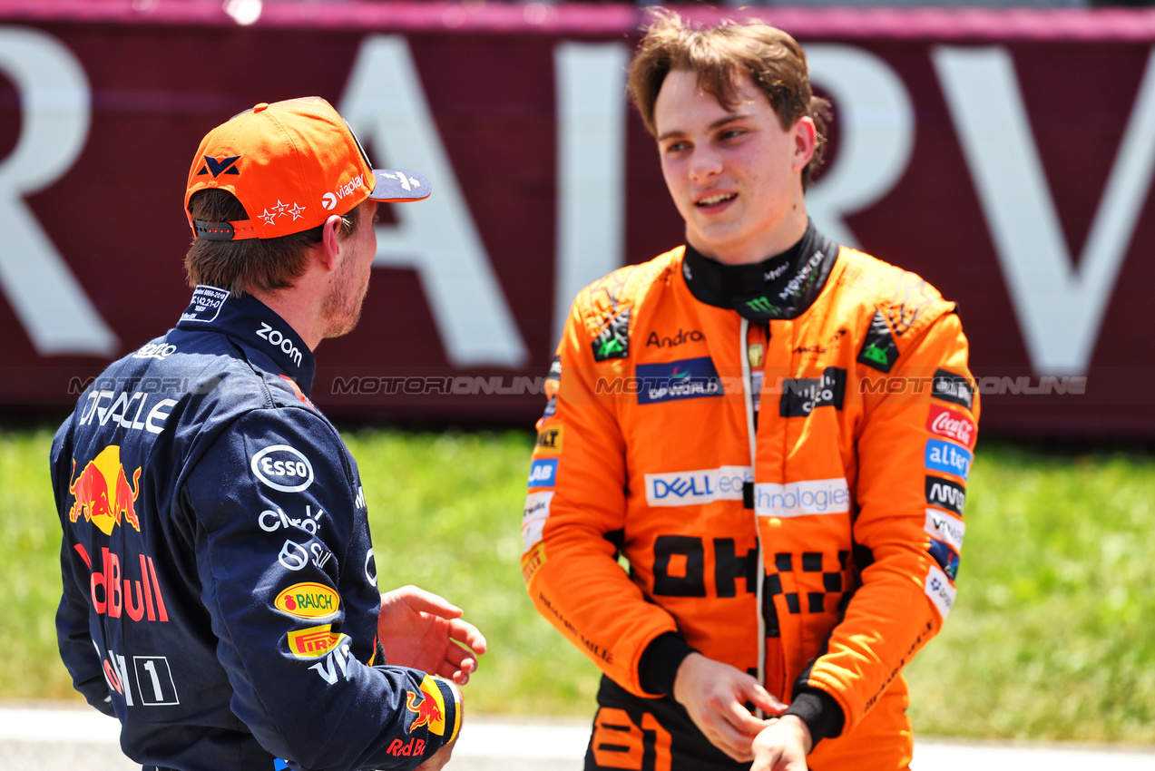 GP AUSTRIA, Second placed Oscar Piastri (AUS) McLaren in Sprint parc ferme with winner Max Verstappen (NLD) Red Bull Racing.

29.06.2024. Formula 1 World Championship, Rd 11, Austrian Grand Prix, Spielberg, Austria, Sprint e Qualifiche Day.

- www.xpbimages.com, EMail: requests@xpbimages.com © Copyright: Batchelor / XPB Images