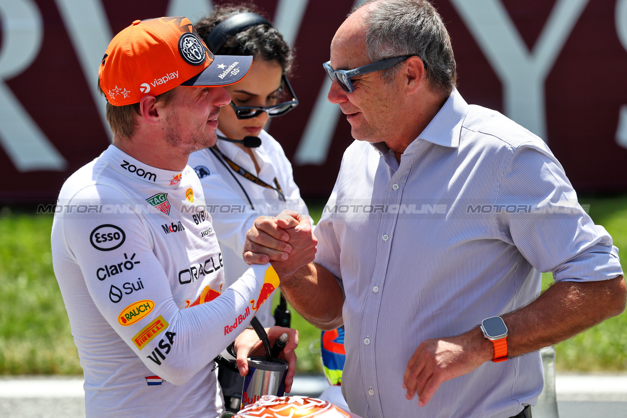 GP AUSTRIA, (L to R): Sprint winner Max Verstappen (NLD) Red Bull Racing in parc ferme with Gerhard Berger (AUT).

29.06.2024. Formula 1 World Championship, Rd 11, Austrian Grand Prix, Spielberg, Austria, Sprint e Qualifiche Day.

- www.xpbimages.com, EMail: requests@xpbimages.com © Copyright: Batchelor / XPB Images