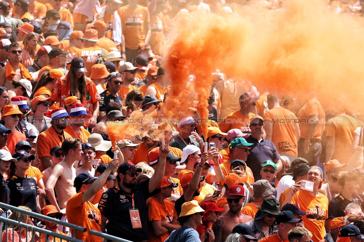 GP AUSTRIA, Circuit Atmosfera - Max Verstappen (NLD) Red Bull Racing fans in the grandstand.

29.06.2024. Formula 1 World Championship, Rd 11, Austrian Grand Prix, Spielberg, Austria, Sprint e Qualifiche Day.

- www.xpbimages.com, EMail: requests@xpbimages.com © Copyright: Bearne / XPB Images