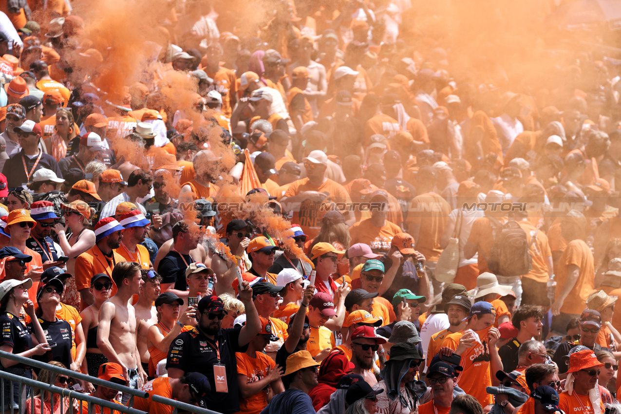 GP AUSTRIA, Circuit Atmosfera - Max Verstappen (NLD) Red Bull Racing fans in the grandstand.

29.06.2024. Formula 1 World Championship, Rd 11, Austrian Grand Prix, Spielberg, Austria, Sprint e Qualifiche Day.

- www.xpbimages.com, EMail: requests@xpbimages.com © Copyright: Bearne / XPB Images