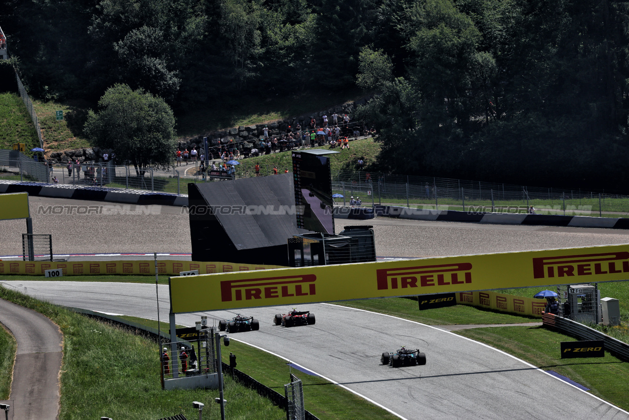 GP AUSTRIA, Carlos Sainz Jr (ESP) Ferrari SF-24 e George Russell (GBR) Mercedes AMG F1 W15.

29.06.2024. Formula 1 World Championship, Rd 11, Austrian Grand Prix, Spielberg, Austria, Sprint e Qualifiche Day.

 - www.xpbimages.com, EMail: requests@xpbimages.com © Copyright: Coates / XPB Images