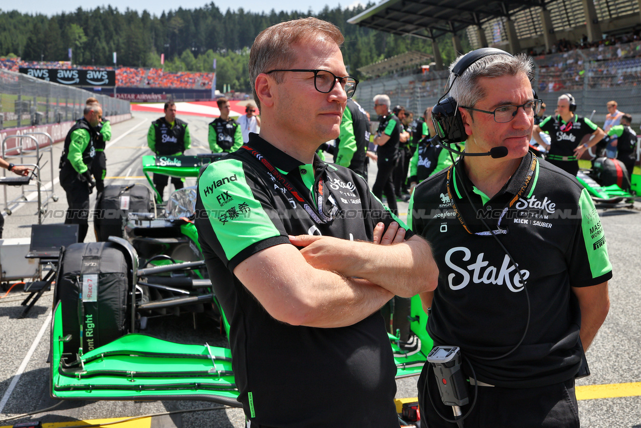 GP AUSTRIA, (L to R): Andreas Seidl (GER) Sauber Group Chief Executive Officer with Xevi Pujolar (ESP) Sauber Head of Trackside Engineering on the grid.

29.06.2024. Formula 1 World Championship, Rd 11, Austrian Grand Prix, Spielberg, Austria, Sprint e Qualifiche Day.

- www.xpbimages.com, EMail: requests@xpbimages.com © Copyright: Batchelor / XPB Images