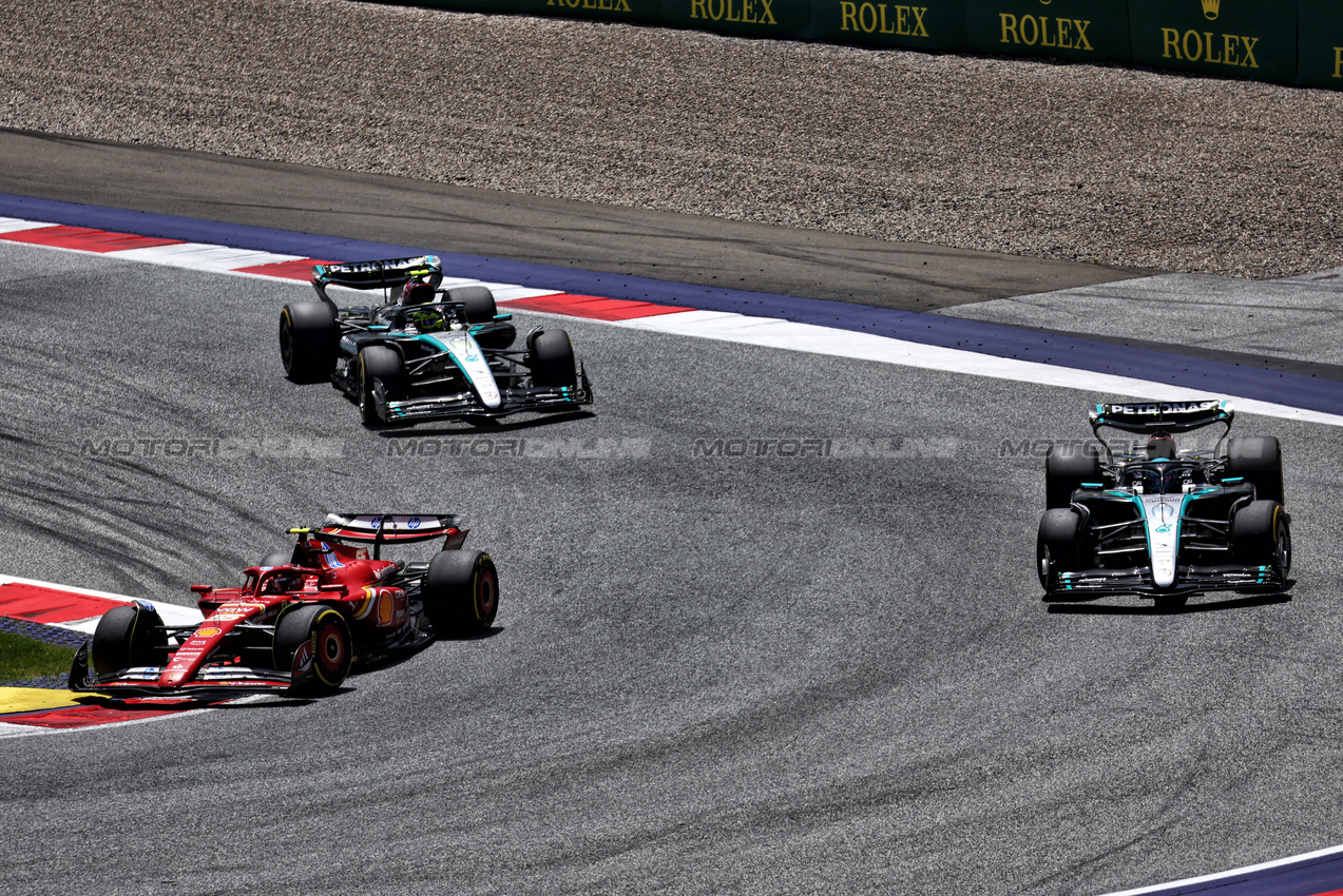 GP AUSTRIA, Carlos Sainz Jr (ESP) Ferrari SF-24 e George Russell (GBR) Mercedes AMG F1 W15.

29.06.2024. Formula 1 World Championship, Rd 11, Austrian Grand Prix, Spielberg, Austria, Sprint e Qualifiche Day.

 - www.xpbimages.com, EMail: requests@xpbimages.com © Copyright: Coates / XPB Images