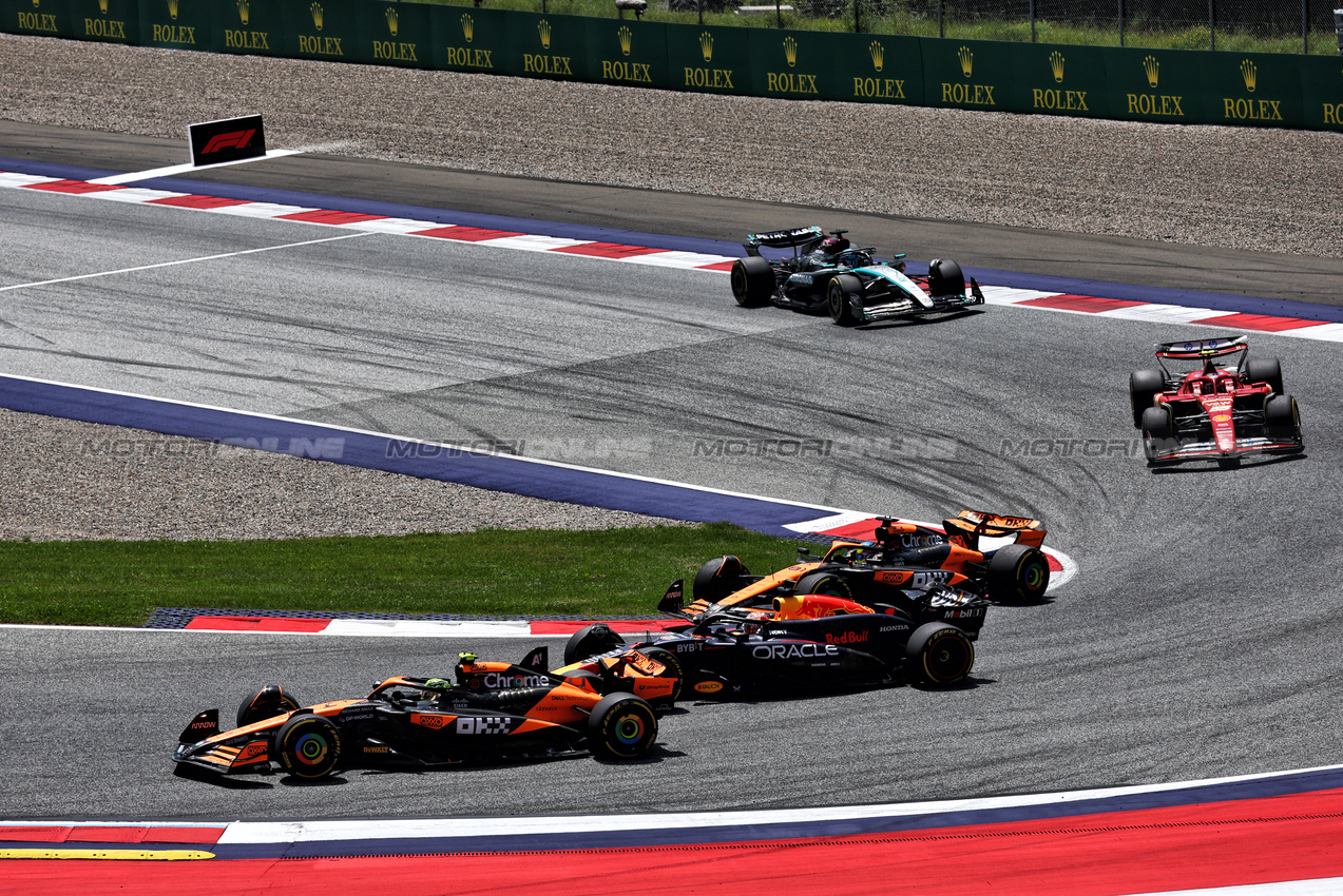 GP AUSTRIA, Lando Norris (GBR) McLaren MCL38 e Max Verstappen (NLD) Red Bull Racing RB20 battle for position.

29.06.2024. Formula 1 World Championship, Rd 11, Austrian Grand Prix, Spielberg, Austria, Sprint e Qualifiche Day.

 - www.xpbimages.com, EMail: requests@xpbimages.com © Copyright: Coates / XPB Images