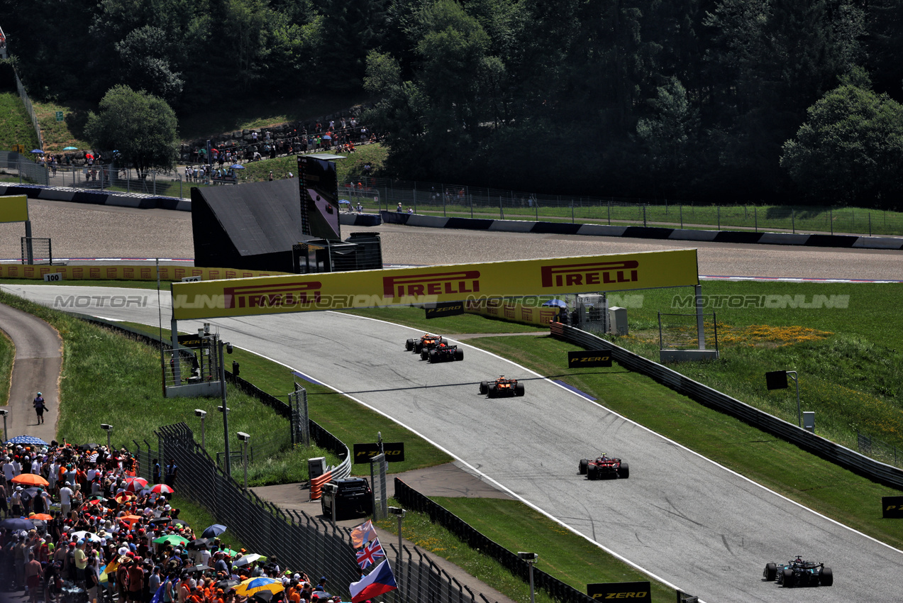 GP AUSTRIA, Lando Norris (GBR) McLaren MCL38 e Max Verstappen (NLD) Red Bull Racing RB20 battle for position.

29.06.2024. Formula 1 World Championship, Rd 11, Austrian Grand Prix, Spielberg, Austria, Sprint e Qualifiche Day.

 - www.xpbimages.com, EMail: requests@xpbimages.com © Copyright: Coates / XPB Images