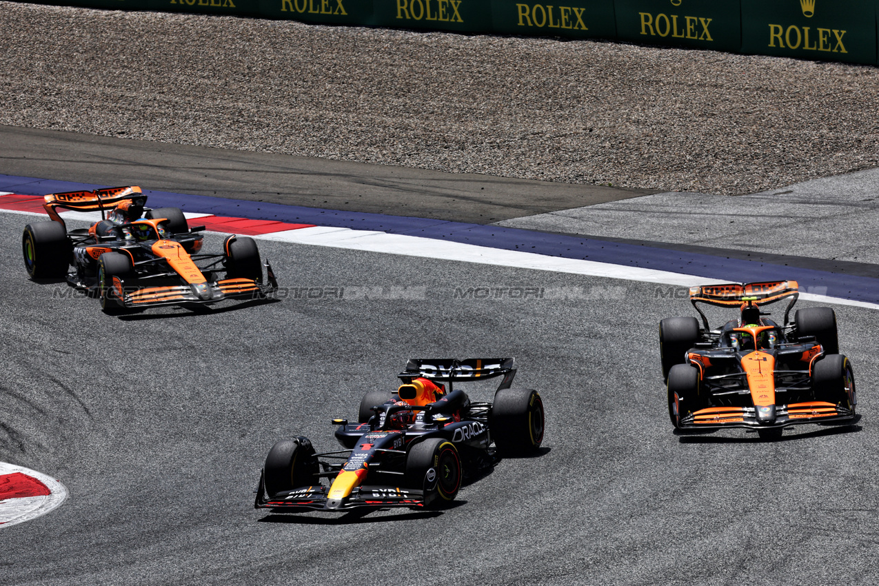 GP AUSTRIA, Max Verstappen (NLD) Red Bull Racing RB20 davanti a Lando Norris (GBR) McLaren MCL38 e Oscar Piastri (AUS) McLaren MCL38.

29.06.2024. Formula 1 World Championship, Rd 11, Austrian Grand Prix, Spielberg, Austria, Sprint e Qualifiche Day.

 - www.xpbimages.com, EMail: requests@xpbimages.com © Copyright: Coates / XPB Images