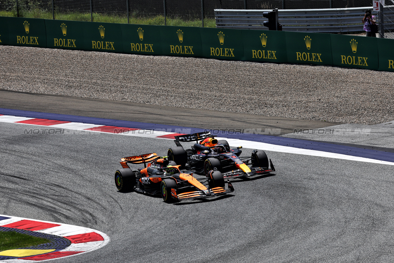 GP AUSTRIA, Lando Norris (GBR) McLaren MCL38 e Max Verstappen (NLD) Red Bull Racing RB20 battle for position.

29.06.2024. Formula 1 World Championship, Rd 11, Austrian Grand Prix, Spielberg, Austria, Sprint e Qualifiche Day.

 - www.xpbimages.com, EMail: requests@xpbimages.com © Copyright: Coates / XPB Images