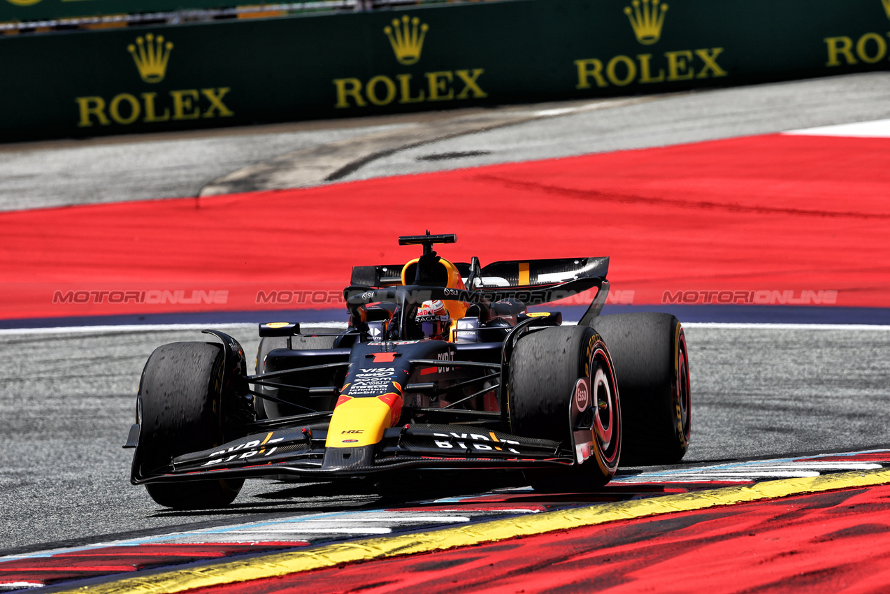 GP AUSTRIA, Sprint winner Max Verstappen (NLD) Red Bull Racing RB20 celebrates at the end of the race.

29.06.2024. Formula 1 World Championship, Rd 11, Austrian Grand Prix, Spielberg, Austria, Sprint e Qualifiche Day.

 - www.xpbimages.com, EMail: requests@xpbimages.com © Copyright: Coates / XPB Images