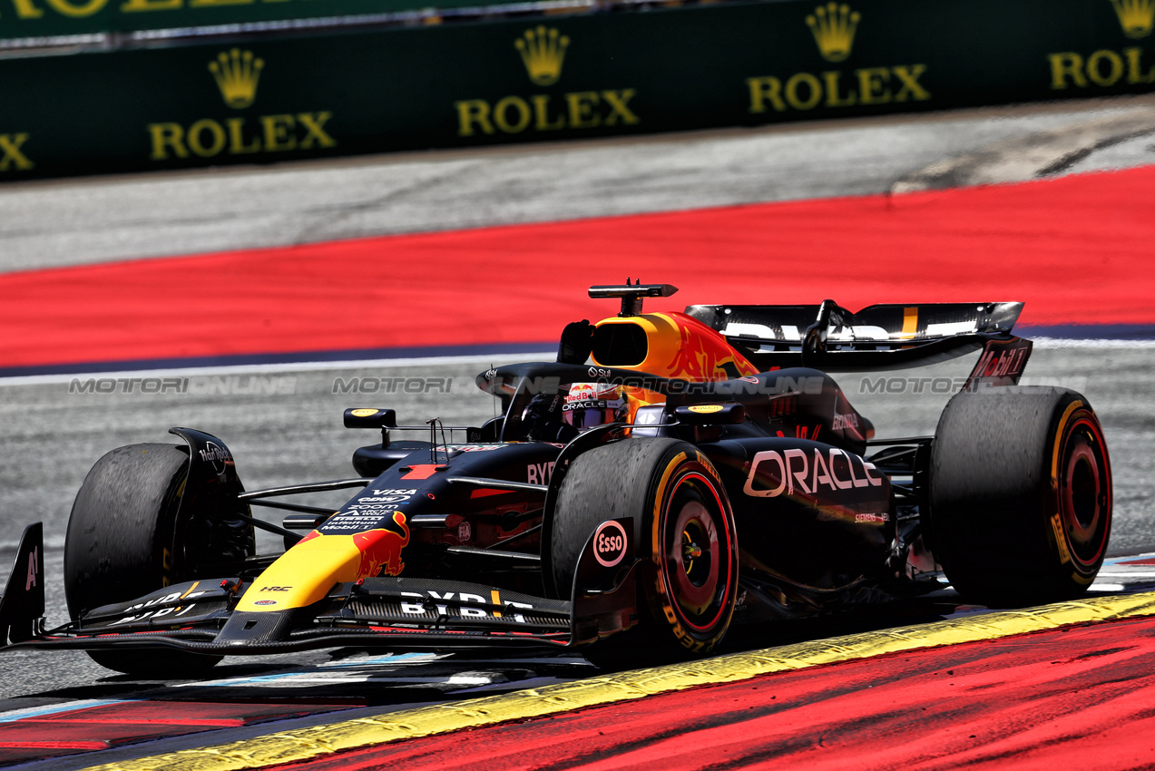 GP AUSTRIA, Sprint winner Max Verstappen (NLD) Red Bull Racing RB20 celebrates at the end of the race.

29.06.2024. Formula 1 World Championship, Rd 11, Austrian Grand Prix, Spielberg, Austria, Sprint e Qualifiche Day.

 - www.xpbimages.com, EMail: requests@xpbimages.com © Copyright: Coates / XPB Images