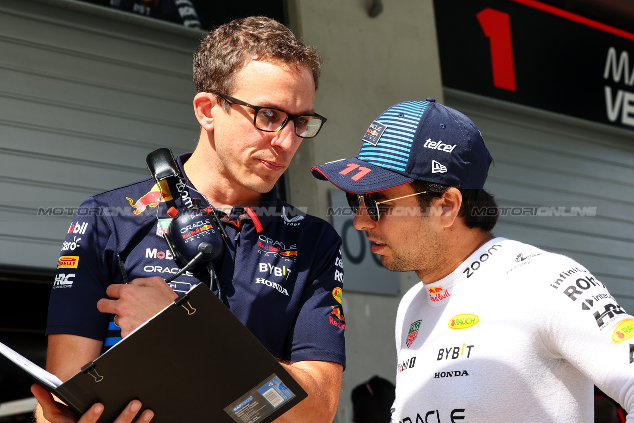 GP AUSTRIA, (L to R): Hugh Bird (GBR) Red Bull Racing Engineer with Sergio Perez (MEX) Red Bull Racing.

29.06.2024. Formula 1 World Championship, Rd 11, Austrian Grand Prix, Spielberg, Austria, Sprint e Qualifiche Day.

- www.xpbimages.com, EMail: requests@xpbimages.com © Copyright: Batchelor / XPB Images