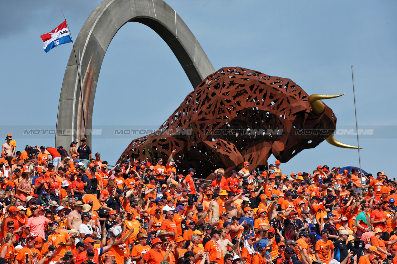 GP AUSTRIA, Circuit Atmosfera - Max Verstappen (NLD) Red Bull Racing fans in the grandstand.

29.06.2024. Formula 1 World Championship, Rd 11, Austrian Grand Prix, Spielberg, Austria, Sprint e Qualifiche Day.

- www.xpbimages.com, EMail: requests@xpbimages.com © Copyright: Bearne / XPB Images