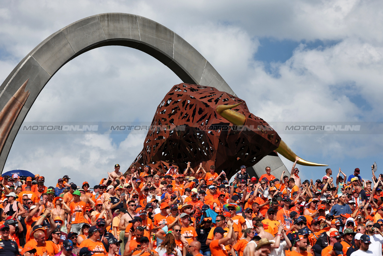 GP AUSTRIA, Circuit Atmosfera - Max Verstappen (NLD) Red Bull Racing fans in the grandstand.

29.06.2024. Formula 1 World Championship, Rd 11, Austrian Grand Prix, Spielberg, Austria, Sprint e Qualifiche Day.

- www.xpbimages.com, EMail: requests@xpbimages.com © Copyright: Bearne / XPB Images