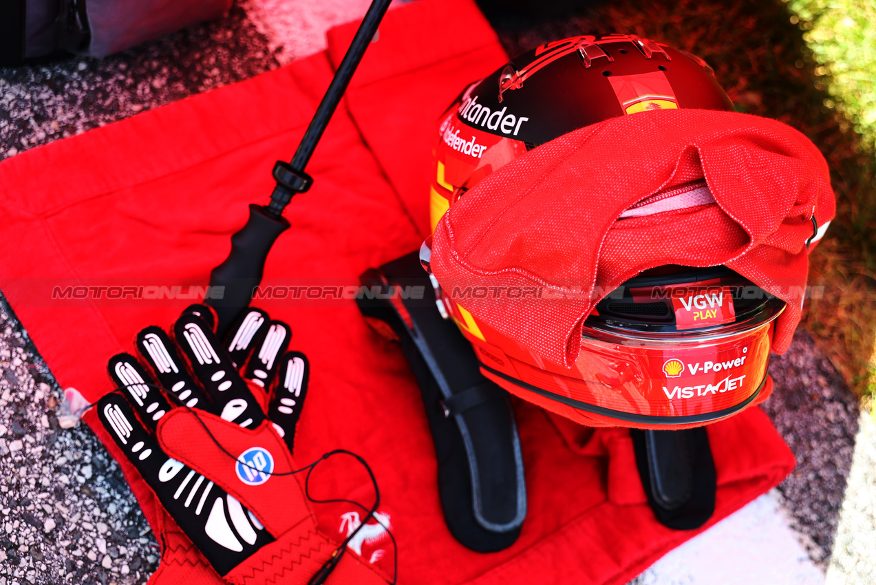 GP AUSTRIA, The helmet of Carlos Sainz Jr (ESP) Ferrari on the grid.

29.06.2024. Formula 1 World Championship, Rd 11, Austrian Grand Prix, Spielberg, Austria, Sprint e Qualifiche Day.

- www.xpbimages.com, EMail: requests@xpbimages.com © Copyright: Batchelor / XPB Images