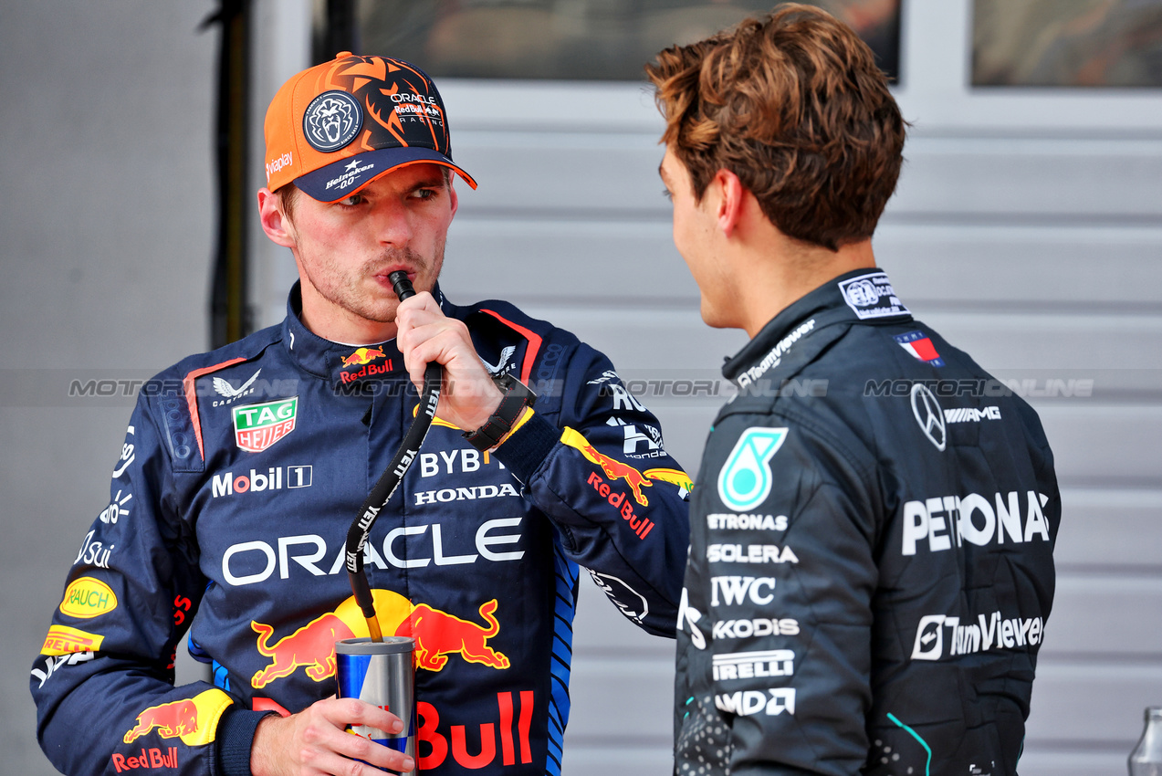 GP AUSTRIA, (L to R): Pole sitter Max Verstappen (NLD) Red Bull Racing in qualifying parc ferme with third placed George Russell (GBR) Mercedes AMG F1.

29.06.2024. Formula 1 World Championship, Rd 11, Austrian Grand Prix, Spielberg, Austria, Sprint e Qualifiche Day.

- www.xpbimages.com, EMail: requests@xpbimages.com © Copyright: Batchelor / XPB Images