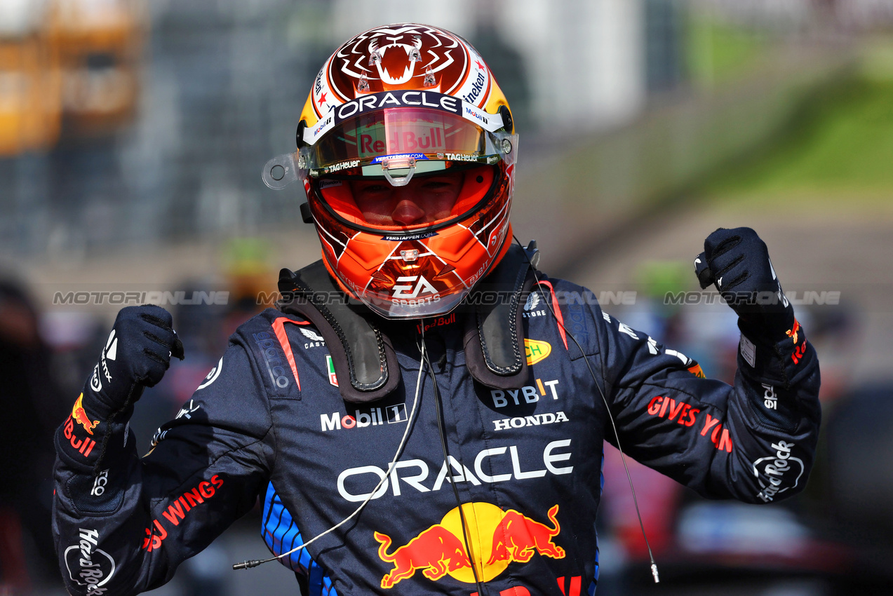 GP AUSTRIA, Max Verstappen (NLD) Red Bull Racing celebrates his pole position in qualifying parc ferme.

29.06.2024. Formula 1 World Championship, Rd 11, Austrian Grand Prix, Spielberg, Austria, Sprint e Qualifiche Day.

 - www.xpbimages.com, EMail: requests@xpbimages.com © Copyright: Coates / XPB Images