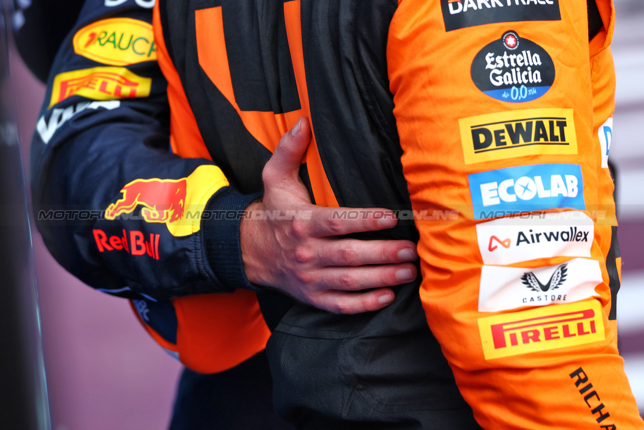 GP AUSTRIA, (L to R): Pole sitter Max Verstappen (NLD) Red Bull Racing with his arm around second placed Lando Norris (GBR) McLaren in qualifying parc ferme. 

29.06.2024. Formula 1 World Championship, Rd 11, Austrian Grand Prix, Spielberg, Austria, Sprint e Qualifiche Day.

 - www.xpbimages.com, EMail: requests@xpbimages.com © Copyright: Coates / XPB Images