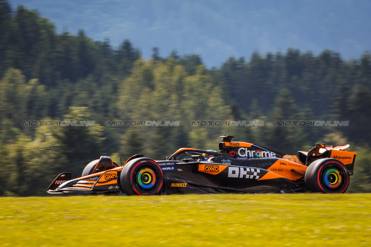 GP AUSTRIA, Oscar Piastri (AUS) McLaren MCL38.

29.06.2024. Formula 1 World Championship, Rd 11, Austrian Grand Prix, Spielberg, Austria, Sprint e Qualifiche Day.

- www.xpbimages.com, EMail: requests@xpbimages.com © Copyright: Bearne / XPB Images