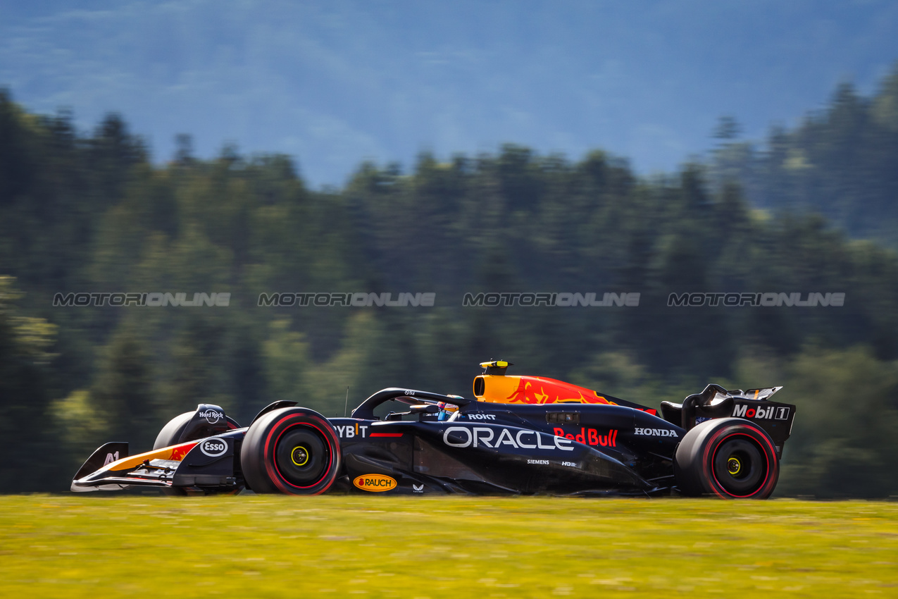 GP AUSTRIA, Sergio Perez (MEX) Red Bull Racing RB20.

29.06.2024. Formula 1 World Championship, Rd 11, Austrian Grand Prix, Spielberg, Austria, Sprint e Qualifiche Day.

- www.xpbimages.com, EMail: requests@xpbimages.com © Copyright: Bearne / XPB Images