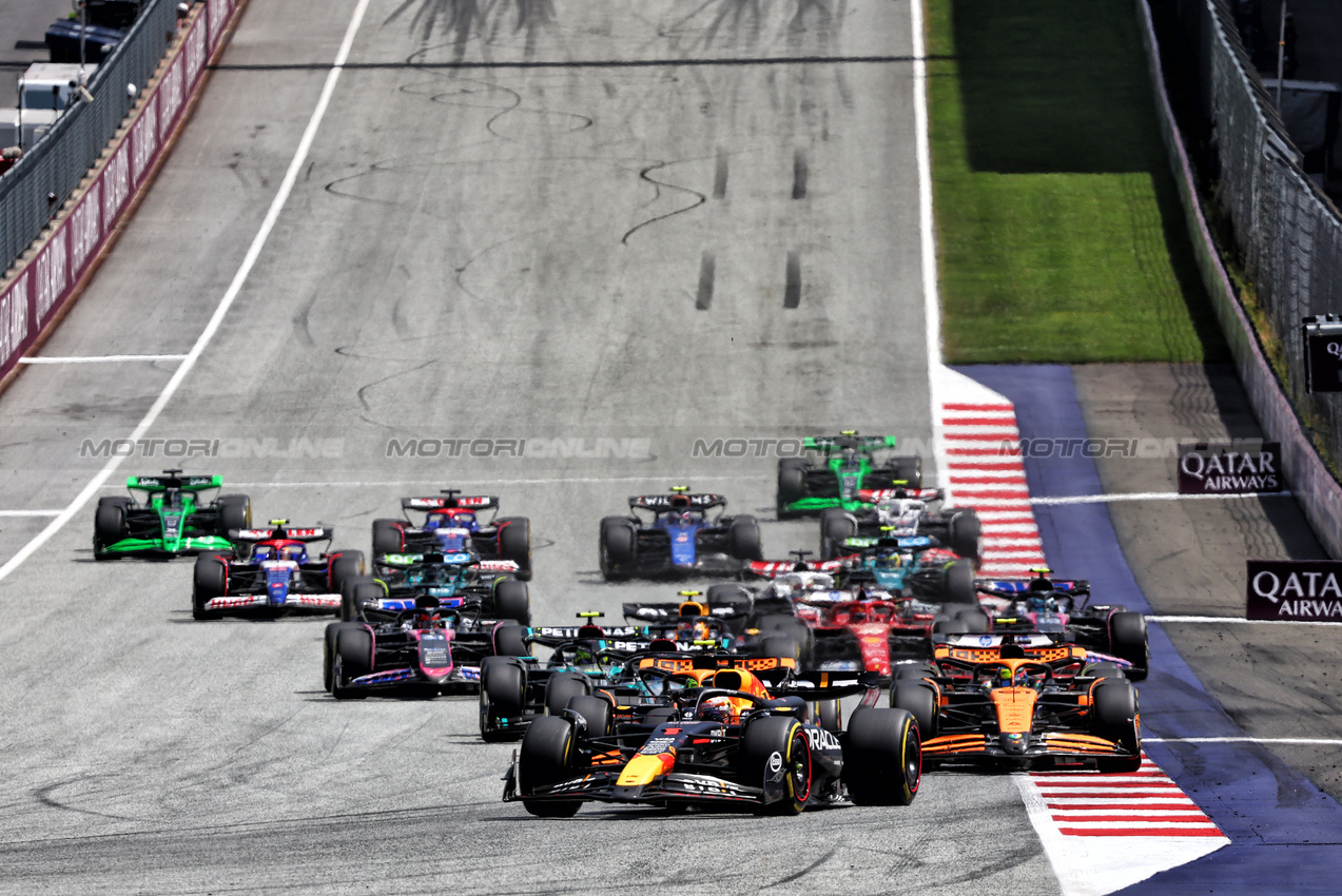 GP AUSTRIA, Max Verstappen (NLD) Red Bull Racing RB20 davanti a at the partenza of Sprint.

29.06.2024. Formula 1 World Championship, Rd 11, Austrian Grand Prix, Spielberg, Austria, Sprint e Qualifiche Day.

- www.xpbimages.com, EMail: requests@xpbimages.com © Copyright: Charniaux / XPB Images